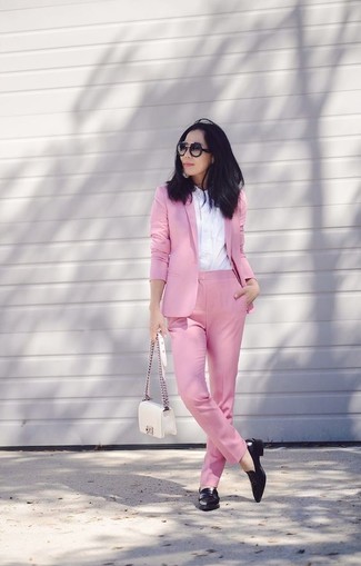 Модный лук: розовый пиджак, белая классическая рубашка, розовые классические брюки, черные кожаные низкие кеды