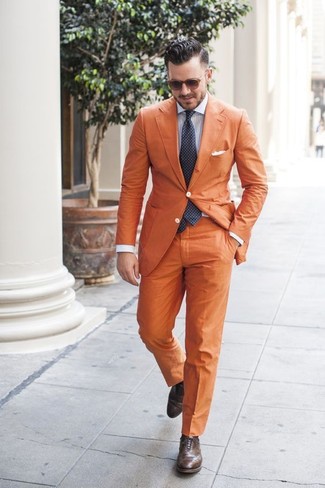 Как носить оранжевый пиджак с оранжевыми классическими брюками мужчине лето: Оранжевый пиджак в сочетании с оранжевыми классическими брюками поможет составить модный классический образ. Дополни образ темно-коричневыми кожаными брогами, если не хочешь, чтобы он получился слишком зализанным. Как нам кажется, это очень комфортное и простое сочетание для лета.