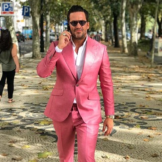 С чем носить ярко-розовый пиджак мужчине: Несмотря на то, что это классический лук, лук из ярко-розового пиджака и ярко-розовых классических брюк всегда будет по вкусу стильным молодым людям, непременно покоряя при этом сердца прекрасных дам.
