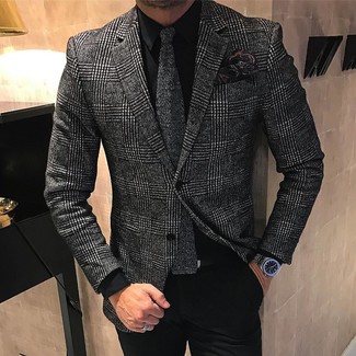 Как носить черную классическую рубашку с серым пиджаком в шотландскую клетку мужчине: Комбо из серого пиджака в шотландскую клетку и черной классической рубашки позволит создать модный и мужественный образ.