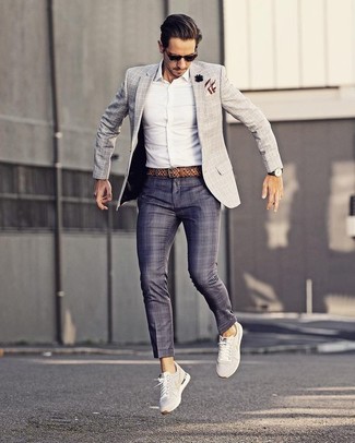 Какие классические брюки носить с темно-серым пиджаком мужчине лето в стиле смарт-кэжуал: Темно-серый пиджак и классические брюки — олицетворение элегантного стиля. Чтобы ансамбль не получился слишком претенциозным, можешь закончить его белыми низкими кедами. Подобное сочетание одежды наверняка тебе полюбится в знойные летние дни.
