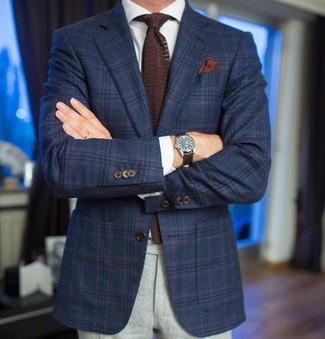 Модный лук: темно-синий шерстяной пиджак в шотландскую клетку, белая классическая рубашка, серые шерстяные классические брюки, темно-коричневый вязаный галстук