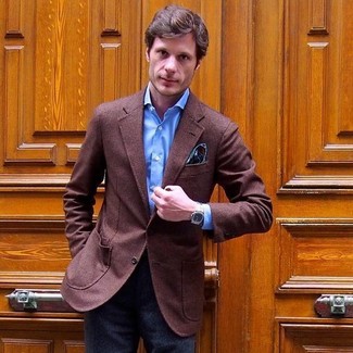 Как носить синюю классическую рубашку с темно-коричневым пиджаком мужчине: Комбо из темно-коричневого пиджака и синей классической рубашки — чудесный пример строгого делового стиля.