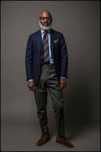 Как носить темно-синий пиджак с коричневыми замшевыми ботинками дезертами в деловом стиле: Темно-синий пиджак и темно-серые шерстяные классические брюки позволят создать запоминающийся мужской образ. Создать незабываемый контраст с остальными элементами этого ансамбля помогут коричневые замшевые ботинки дезерты.