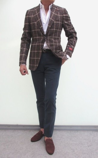 Модный лук: темно-коричневый шерстяной пиджак в клетку, белая классическая рубашка, темно-серые классические брюки, коричневые замшевые лоферы
