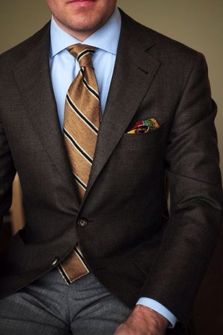С чем носить темно-коричневый галстук в вертикальную полоску в 30 лет мужчине: Несмотря на то, что это классический лук, образ из темно-коричневого пиджака и темно-коричневого галстука в вертикальную полоску всегда будет по душе стильным мужчинам, но также покоряет при этом дамские сердца.