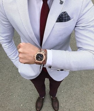 Модный лук: белый пиджак в горошек, белая классическая рубашка, темно-красные классические брюки, темно-коричневые кожаные лоферы