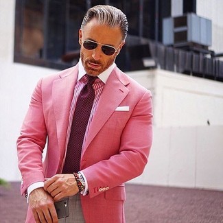 Модный лук: ярко-розовый пиджак, ярко-розовая классическая рубашка в вертикальную полоску, серые классические брюки, темно-красный галстук в горошек