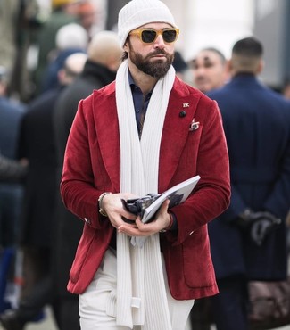 С чем носить белый шарф мужчине: Красный вельветовый пиджак и белый шарф — идеальный вариант для веселого выходного дня.