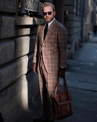 С чем носить темно-коричневый шерстяной пиджак мужчине: Сочетание темно-коричневого шерстяного пиджака и коричневых шерстяных классических брюк в шотландскую клетку — замечательный пример элегантного мужского стиля.