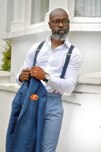 С чем носить белую классическую рубашку за 40 лет мужчине: Белая классическая рубашка в паре с голубыми классическими брюками поможет реализовать элегантный стиль.
