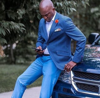С чем носить оранжевую мужскую брошь: Если ты делаешь ставку на удобство и функциональность, синий пиджак в клетку и оранжевая мужская брошь — великолепный вариант для модного повседневного мужского ансамбля.