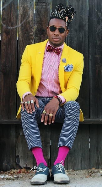 С чем носить темно-красный галстук-бабочку в вертикальную полоску в 30 лет мужчине: Если в одежде ты ценишь удобство и функциональность, желтый пиджак и темно-красный галстук-бабочка в вертикальную полоску — замечательный вариант для расслабленного повседневного мужского лука. Любишь свежие идеи? Дополни образ темно-синими замшевыми оксфордами.