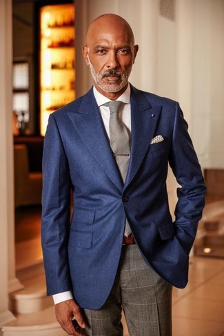 С чем носить светло-коричневый нагрудный платок: Если ты ценишь комфорт и практичность, темно-синий пиджак и светло-коричневый нагрудный платок — хороший вариант для привлекательного повседневного мужского образа.