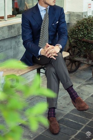 С чем носить черный галстук в горошек мужчине лето: Темно-синий пиджак в сочетании с черным галстуком в горошек поможет составить модный и мужественный образ. Весьма кстати здесь будут смотреться коричневые замшевые лоферы. Подобный образ несомненно тебе понравится для теплых летних дней.