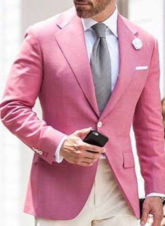 Модный лук: розовый пиджак, белая классическая рубашка, бежевые классические брюки, серый галстук