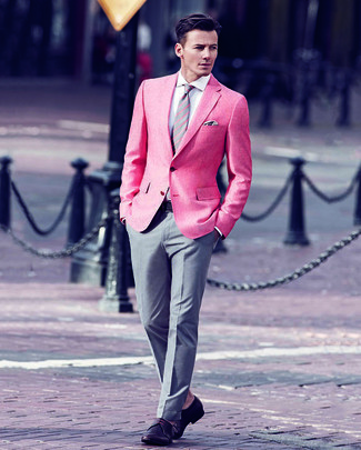 Модный лук: ярко-розовый пиджак, белая классическая рубашка, серые классические брюки, темно-красные кожаные туфли дерби