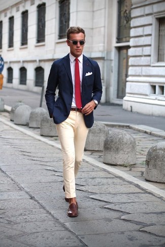 Какие лоферы носить с светло-коричневыми классическими брюками в 30 лет мужчине в деловом стиле: Комбо из темно-синего пиджака и светло-коричневых классических брюк позволит воссоздать элегантный стиль. Вкупе с этим ансамблем прекрасно выглядят лоферы.