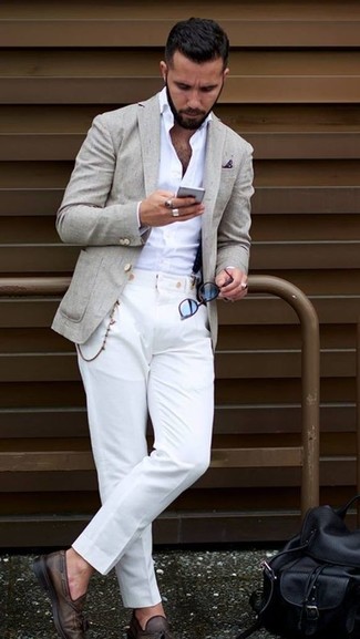 С чем носить бежевый пиджак мужчине в теплую погоду: Сочетание бежевого пиджака и белых классических брюк — отличный пример строгого мужского стиля. Идеально сюда подойдут темно-коричневые кожаные лоферы с кисточками.