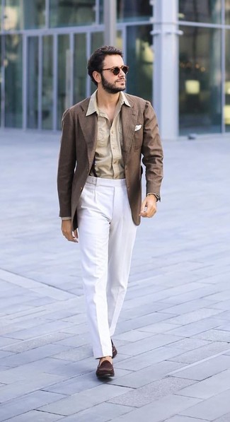 Модный лук: коричневый пиджак, светло-коричневая классическая рубашка, белые классические брюки, темно-коричневые замшевые лоферы