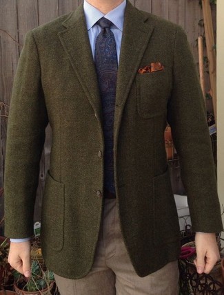 С чем носить оливковый шерстяной пиджак мужчине: Комбо из оливкового шерстяного пиджака и светло-коричневых классических брюк поможет примерить на себя изысканный мужской стиль.