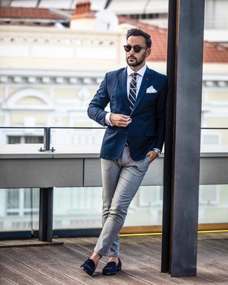 С чем носить синие замшевые лоферы мужчине в теплую погоду в деловом стиле: Темно-синий пиджак в паре с серыми классическими брюками — чудесный пример изысканного мужского стиля. В паре с этим луком наиболее уместно будут выглядеть синие замшевые лоферы.