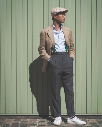 Как носить серые классические брюки с светло-коричневым пиджаком в 30 лет мужчине весна в стиле смарт-кэжуал: Несмотря на то, что это достаточно консервативный ансамбль, лук из светло-коричневого пиджака и серых классических брюк всегда будет по душе стильным молодым людям, но также покоряет при этом сердца девушек. Поклонники рискованных сочетаний могут дополнить лук белыми кожаными низкими кедами. Когда зимний сезон уходит и сменяется в межсезонье, нам, мужчинам, хочется выделяться, излучать ауру силы и уверенности и заряжать хорошим настроением. Подобный образ уж точно поможет достичь желаемой цели.