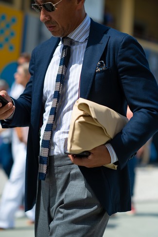 С чем носить темно-синий вязаный галстук мужчине в теплую погоду: Несмотря на то, что этот образ выглядит довольно-таки консервативно, дуэт темно-синего пиджака и темно-синего вязаного галстука всегда будет нравиться джентльменам, но также пленяет при этом сердца представительниц прекрасного пола.