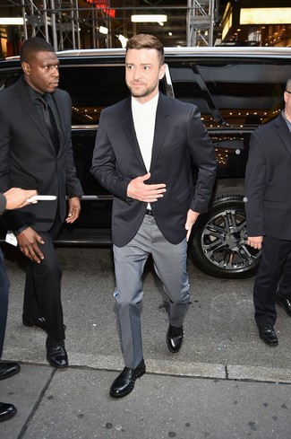 Как Justin Timberlake носит Черный пиджак, Белая классическая рубашка, Серые классические брюки в клетку, Черные кожаные туфли дерби с украшением