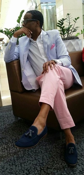 С чем носить темно-синие замшевые лоферы мужчине: Сочетание голубого пиджака из жатого хлопка и розовых классических брюк — отличный пример делового городского стиля. В паре с этим луком наиболее уместно смотрятся темно-синие замшевые лоферы.