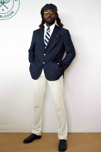 С чем носить белые классические брюки мужчине в теплую погоду в деловом стиле: Темно-синий пиджак в сочетании с белыми классическими брюками позволит создать незабываемый мужской лук. Весьма выигрышно здесь выглядят черные кожаные лоферы.