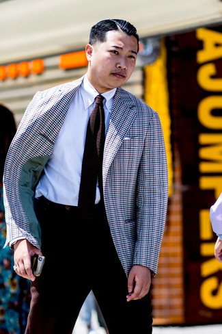 С чем носить коричневый вязаный галстук мужчине в деловом стиле: Разноцветный пиджак в мелкую клетку и коричневый вязаный галстук помогут составить выразительный мужской образ.