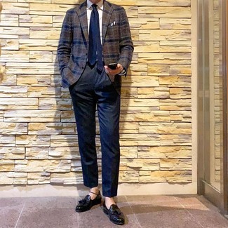 С чем носить табачный пиджак в 30 лет мужчине весна в деловом стиле: Табачный пиджак в сочетании с темно-синими классическими брюками позволит примерить на себя строгий деловой стиль. В сочетании с этим луком наиболее удачно будут смотреться черные кожаные лоферы с кисточками. Такой лук обязательно понравится тебе в весенне-осенний период.