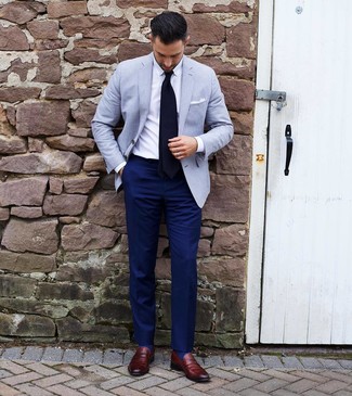 С чем носить голубой пиджак мужчине: Голубой пиджак и темно-синие классические брюки помогут создать утонченный мужской образ. Весьма модно здесь будут выглядеть темно-красные кожаные лоферы.