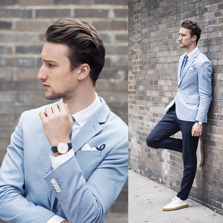 Модный лук: голубой пиджак, белая классическая рубашка, темно-синие классические брюки, белые кожаные низкие кеды