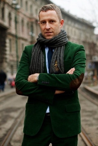 С чем носить темно-серый шарф мужчине в деловом стиле: Если у тебя планируется сумасшедший день, сочетание темно-зеленого вельветового пиджака и темно-серого шарфа поможет создать комфортный образ в расслабленном стиле.