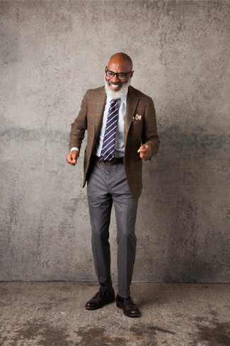 С чем носить серые шерстяные классические брюки за 50 лет мужчине лето: Коричневый пиджак в шотландскую клетку в сочетании с серыми шерстяными классическими брюками позволит создать стильный и мужественный ансамбль. В тандеме с этим луком органично выглядят темно-коричневые кожаные туфли дерби. Нам кажется, это очень удобное и простое сочетание для жаркой погоды.