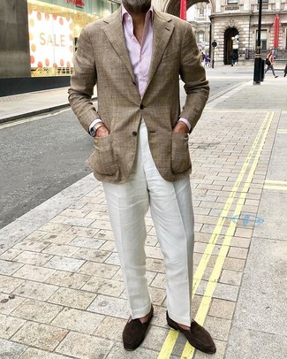 Как носить коричневый пиджак с белыми классическими брюками за 50 лет мужчине в теплую погоду: Сочетание коричневого пиджака и белых классических брюк — превосходный пример строгого делового стиля. Темно-коричневые замшевые лоферы — прекрасный выбор, чтобы закончить ансамбль.