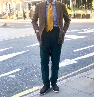 С чем носить желтый галстук за 50 лет мужчине в теплую погоду в деловом стиле: Несмотря на то, что это довольно-таки консервативный образ, лук из коричневого пиджака в клетку и желтого галстука всегда будет нравиться стильным мужчинам, но также пленяет при этом сердца женщин. Что же до обуви, темно-коричневые замшевые лоферы — самый приемлимый вариант.