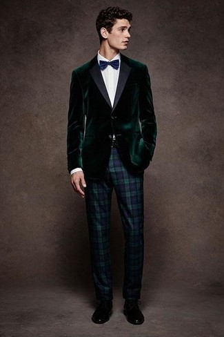 С чем носить темно-зеленый бархатный пиджак мужчине: Темно-зеленый бархатный пиджак и темно-сине-зеленые классические брюки в шотландскую клетку помогут создать изысканный мужской лук. Если говорить об обуви, черные кожаные туфли дерби будут отличным выбором.