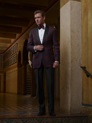 С чем носить темно-красный галстук-бабочку в 30 лет мужчине в теплую погоду в деловом стиле: Если у тебя планируется насыщенный день, сочетание красно-темно-синего пиджака в шотландскую клетку и темно-красного галстука-бабочки поможет создать практичный образ в стиле casual. Хочешь добавить сюда толику строгости? Тогда в качестве обуви к этому луку, обрати внимание на черные кожаные лоферы.