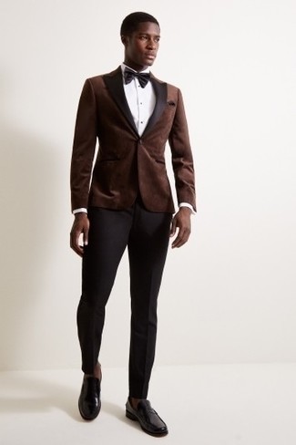 С чем носить бархатный пиджак мужчине в деловом стиле: Бархатный пиджак в паре с черными классическими брюками — олицетворение элегантного мужского стиля. В паре с этим луком наиболее удачно будут выглядеть черные кожаные лоферы.