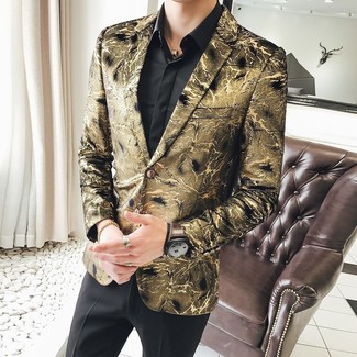 С чем носить горчичный браслет мужчине в теплую погоду в деловом стиле: Золотой пиджак с принтом и горчичный браслет — замечательный вариант для молодых людей, которые всегда в движении.