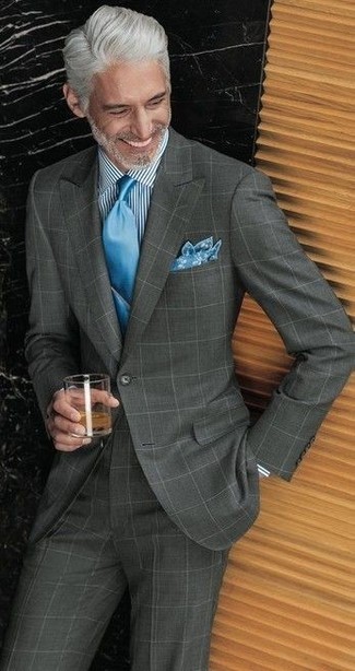 Как носить бело-синюю классическую рубашку в вертикальную полоску с серыми классическими брюками мужчине: Бело-синяя классическая рубашка в вертикальную полоску в сочетании с серыми классическими брюками позволит создать модный и в то же время элегантный образ.