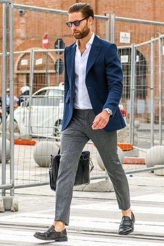С чем носить синий пиджак в 30 лет мужчине лето в деловом стиле: Синий пиджак в сочетании с серыми классическими брюками позволит создать модный и в то же время элегантный образ. Черные кожаные лоферы станут великолепным дополнением к твоему образу. В таком сочетании будет очень комфортно, когда за окном изнуряющая жара.