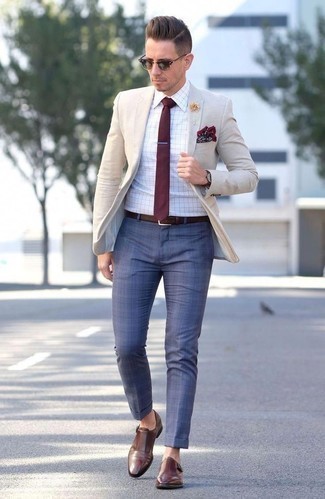 С чем носить темно-синие классические брюки в клетку в 30 лет мужчине в теплую погоду: Сочетание бежевого пиджака и темно-синих классических брюк в клетку — хороший пример делового городского стиля. Что до обуви, коричневые кожаные монки с двумя ремешками — самый подходящий вариант.
