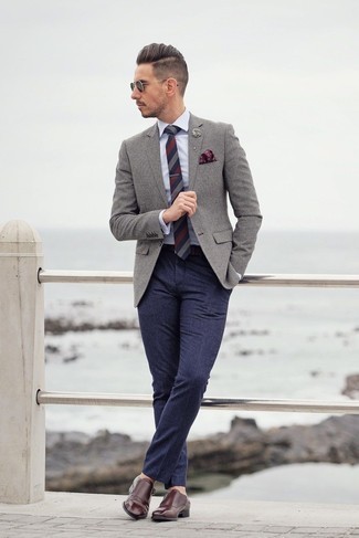С чем носить серый шерстяной пиджак мужчине в деловом стиле: Ты будешь выглядеть отменно в сером шерстяном пиджаке и темно-синих шерстяных классических брюках. Темно-красные кожаные монки с двумя ремешками гармонично впишутся в образ.