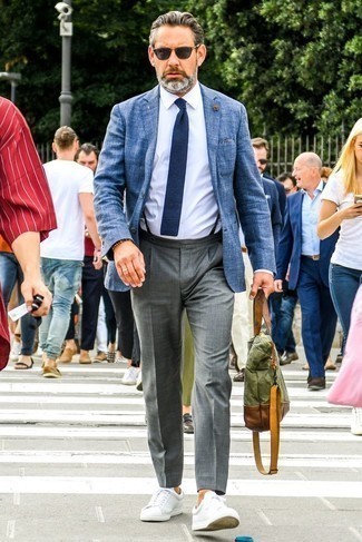 С чем носить синий шерстяной галстук мужчине в теплую погоду: Сочетание синего пиджака и синего шерстяного галстука поможет создать модный и утонченный образ. Если ты любишь экспериментировать, на ноги можно надеть белые кожаные низкие кеды.