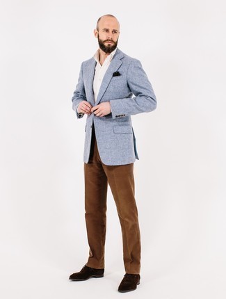 С чем носить темно-коричневые классические брюки в 30 лет мужчине в деловом стиле: Сочетание голубого твидового пиджака и темно-коричневых классических брюк позволит создать стильный и в то же время утонченный ансамбль. Вместе с этим образом великолепно смотрятся темно-коричневые замшевые туфли дерби.
