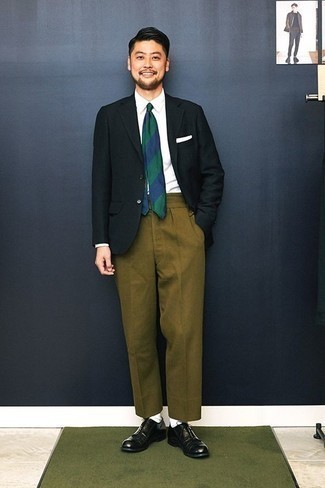 С чем носить темно-сине-зеленый галстук в горизонтальную полоску мужчине: Темно-зеленый пиджак в паре с темно-сине-зеленым галстуком в горизонтальную полоску поможет создать стильный и привлекательный образ. Черные кожаные оксфорды станут хорошим завершением твоего ансамбля.